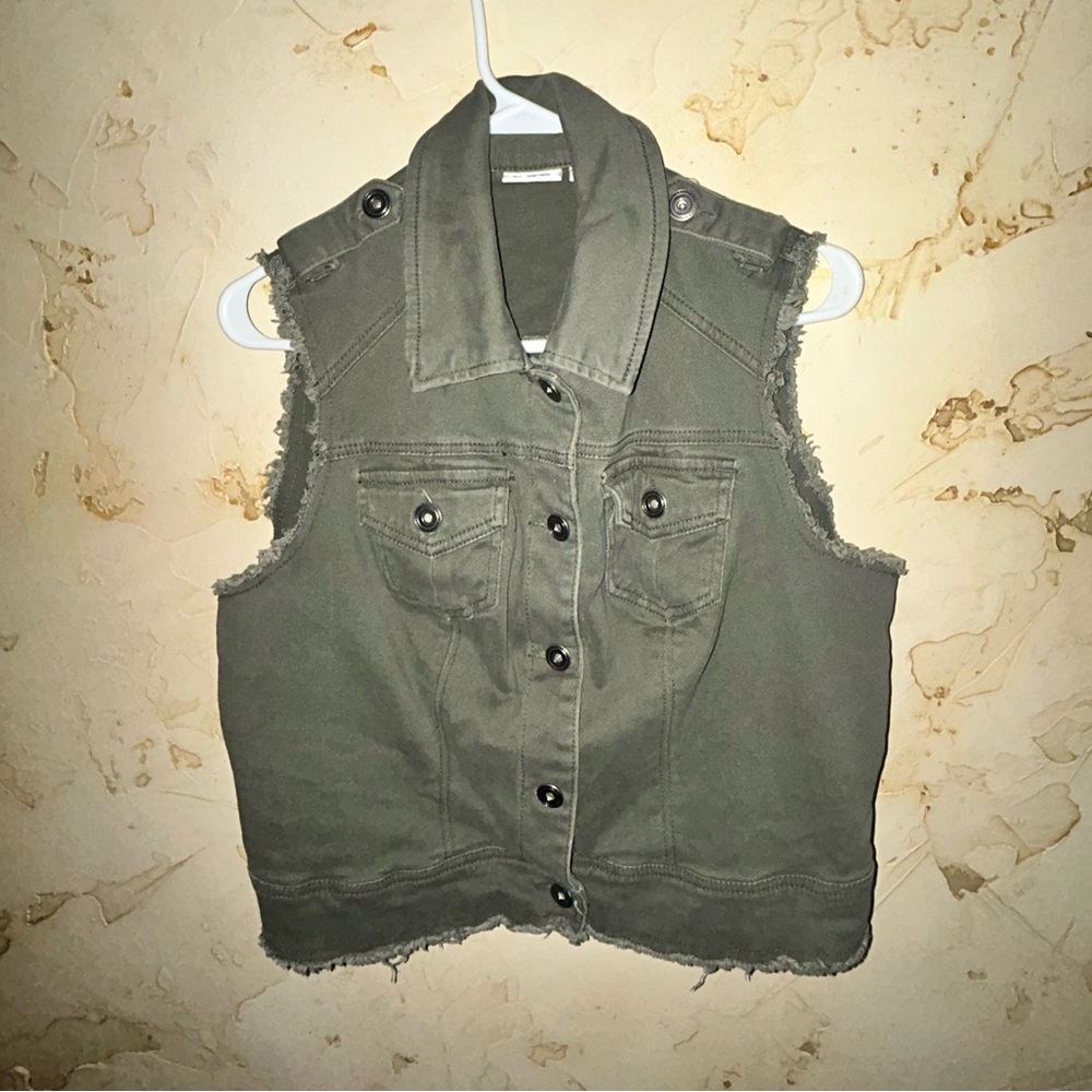 Cato Army Green Cropped Utility Vest Large Looks Brand New! 💚 Distressed Hem